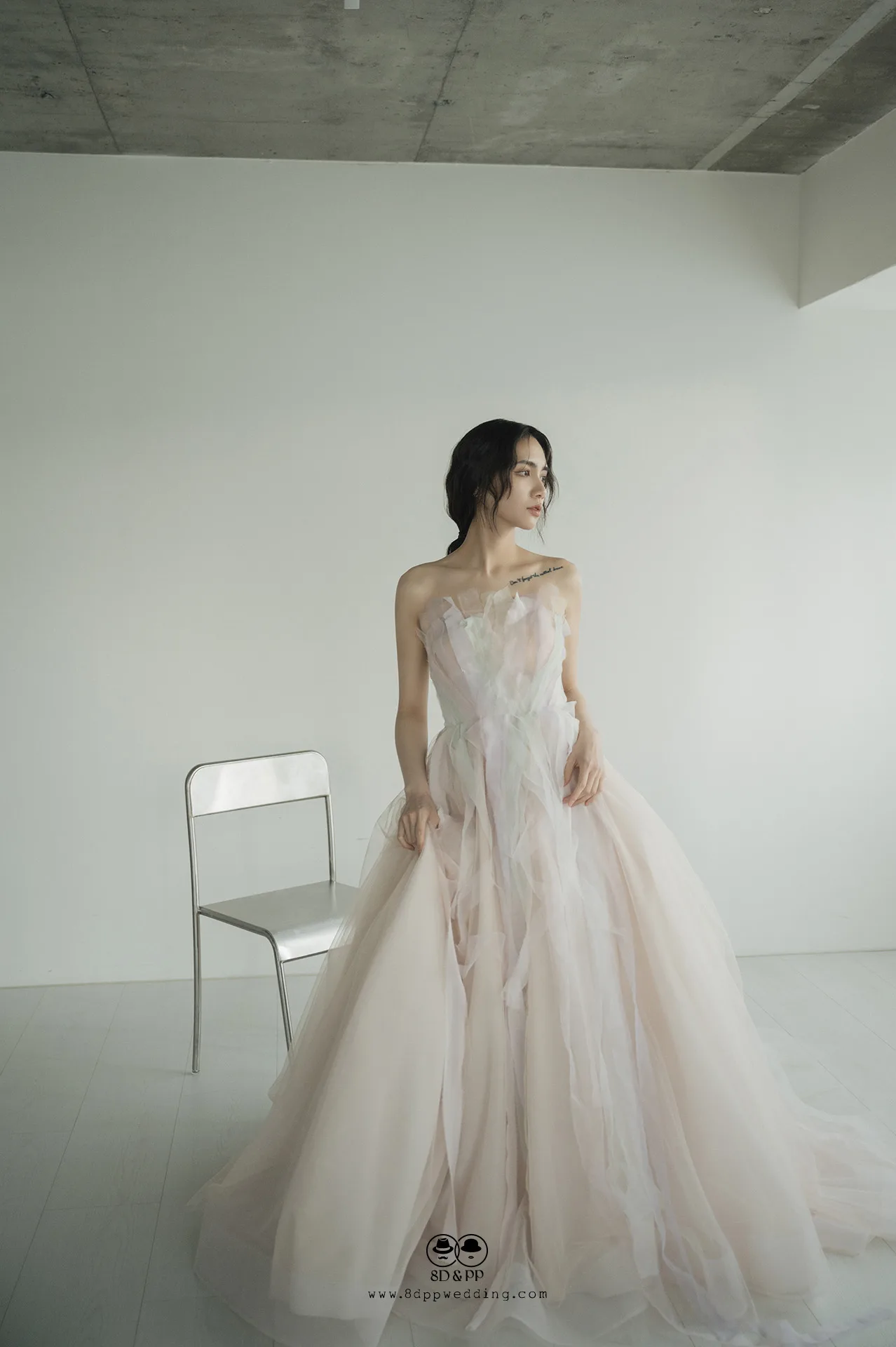 台中婚紗租借推薦：八田伴伴多層次渲染粉色晚禮服全身站姿。