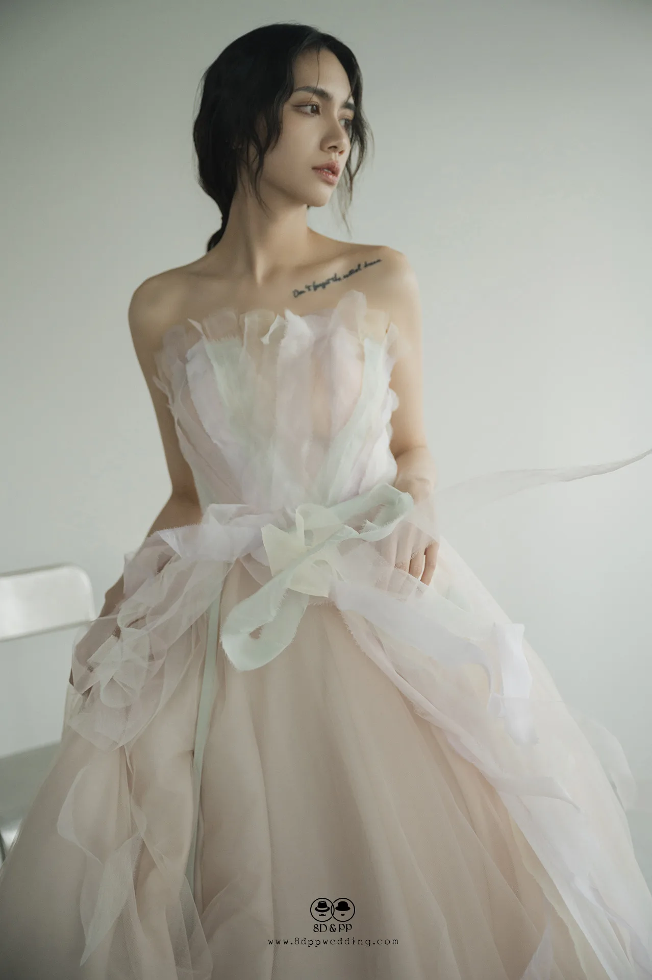 台中禮服租借：藝術攝影風格新娘頭披薄紗與渲染禮服層次細節。