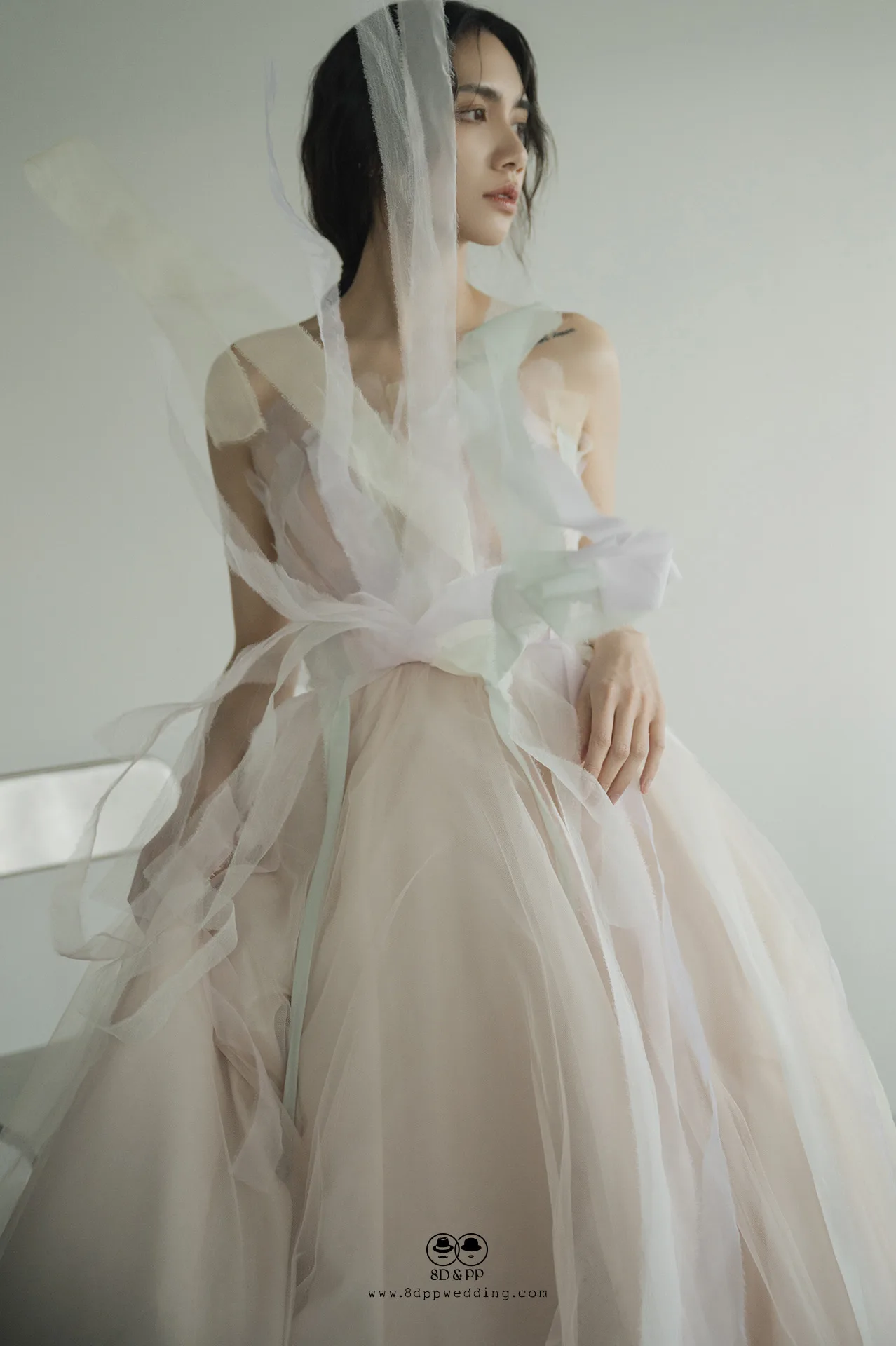 台中禮服租借：藝術攝影風格新娘頭披薄紗與渲染禮服層次細節。