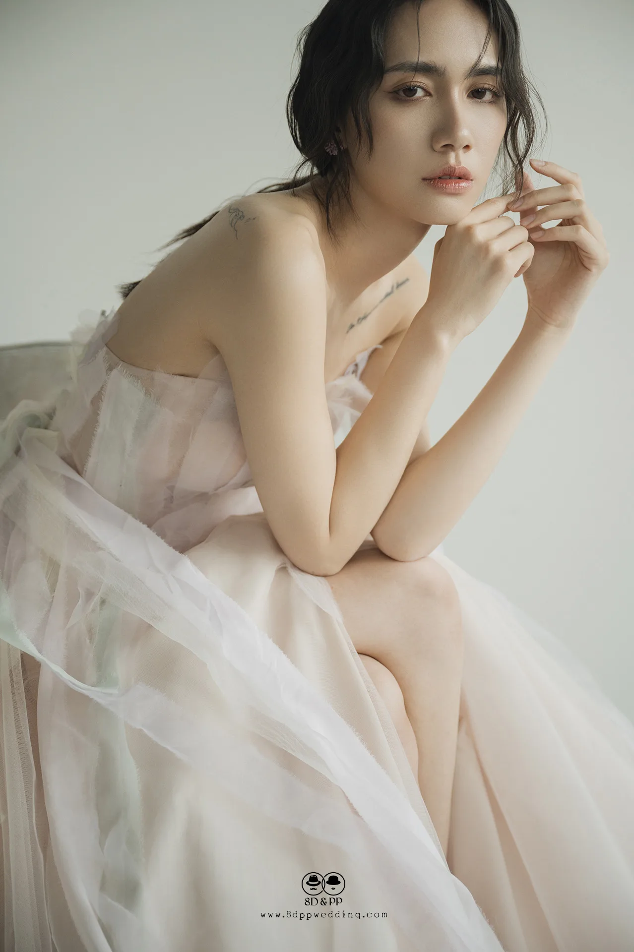 台中婚紗工作室：八田伴伴渲染手工紗裙坐姿肖像，質感禮服租借。