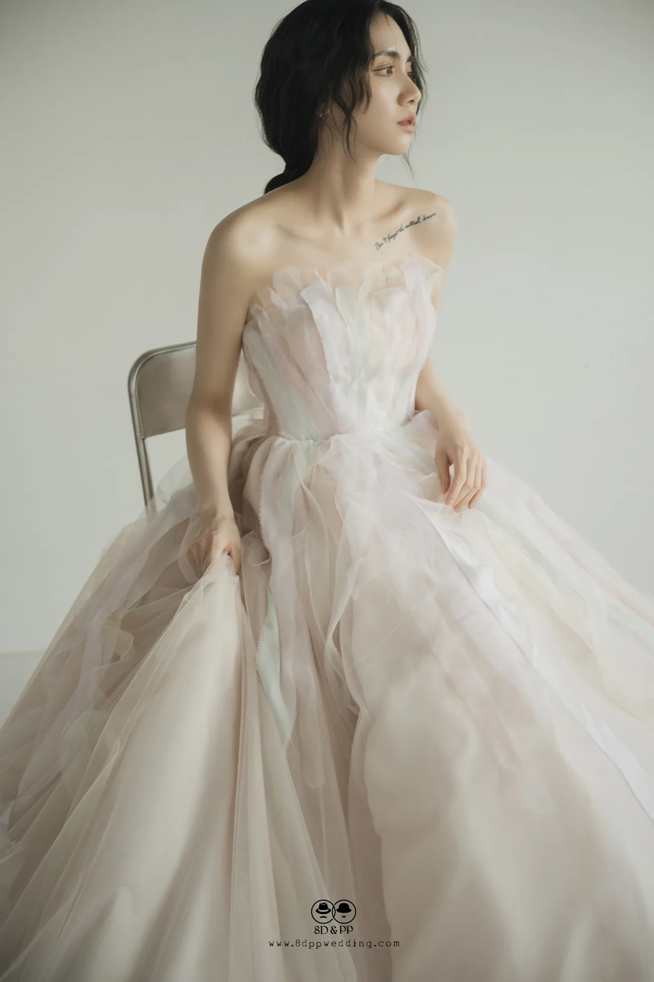 台中婚紗攝影肖像：模特兒穿著八田伴伴渲染手作禮服正面近照。