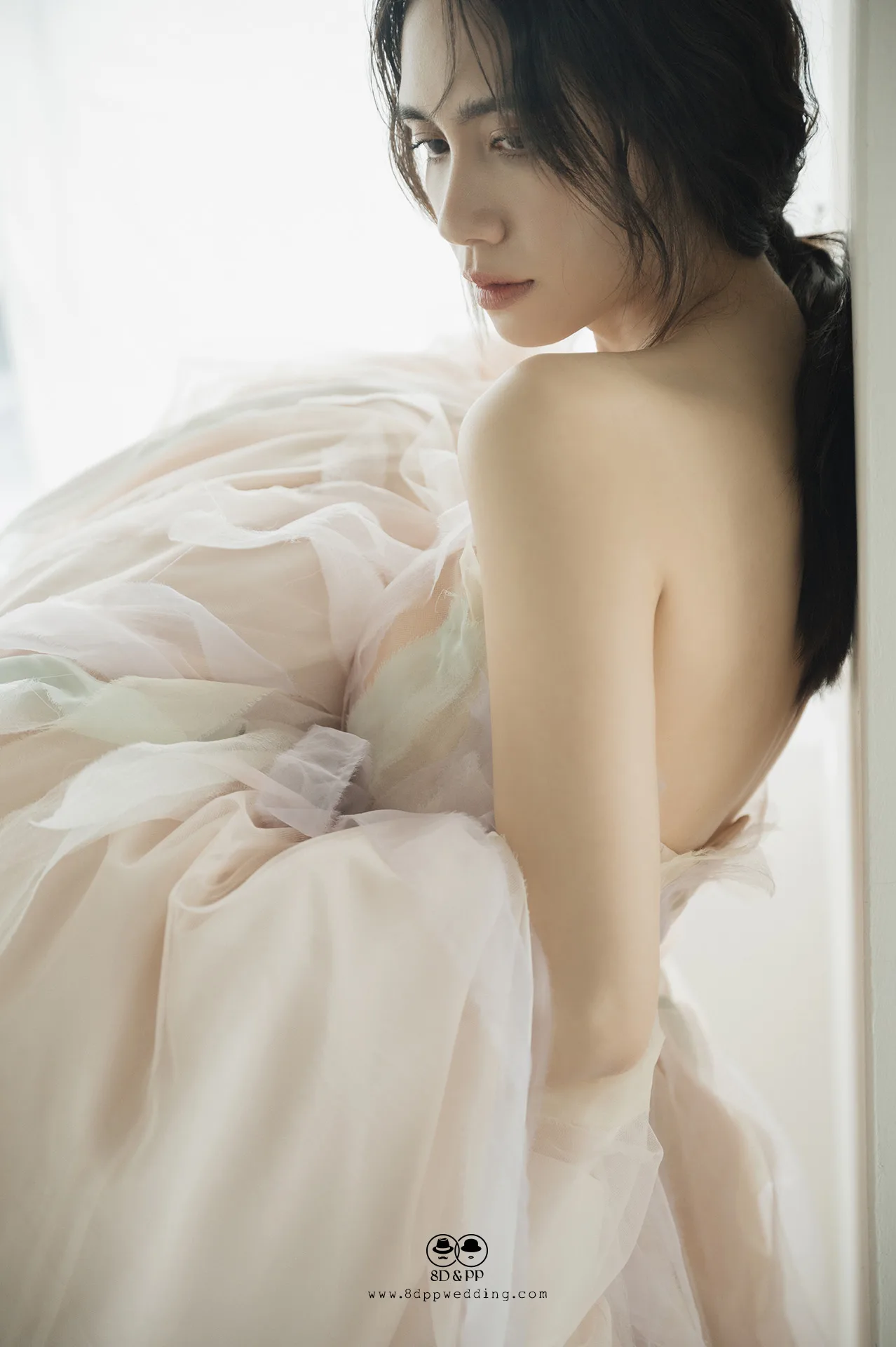 台中自助婚紗攝影：八田伴伴渲染晚禮服背部剪裁與層次設計。