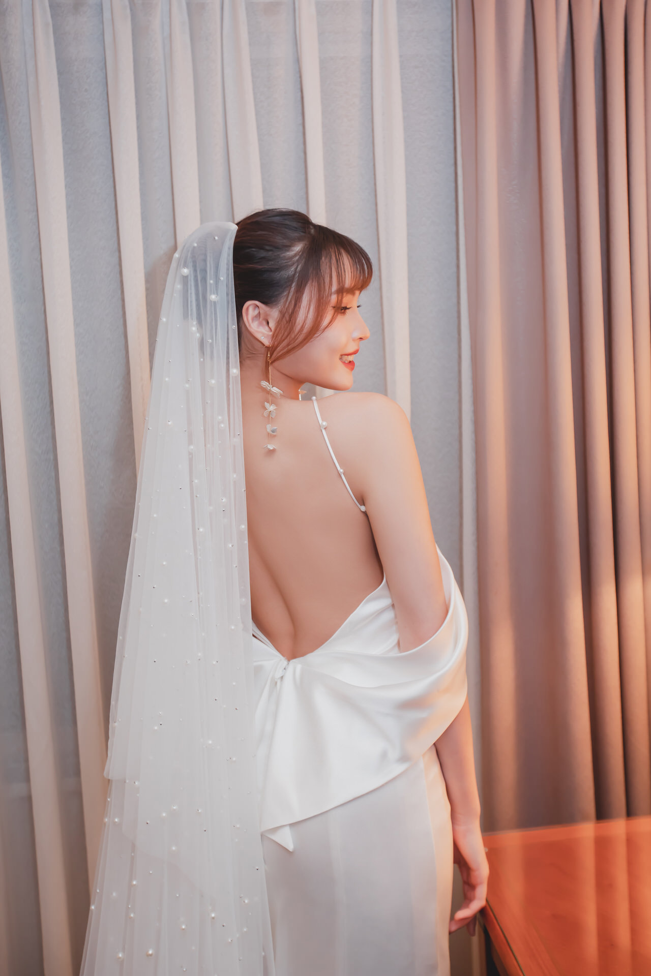 線上禮服 | Bride Collection | A-V099 | 落肩手工訂製白紗