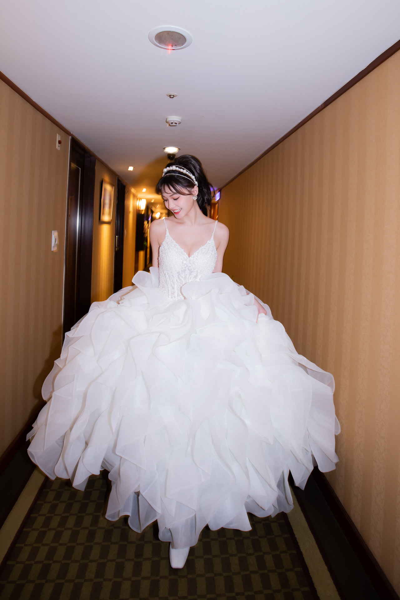 線上禮服 | Bride Collection | A-V107 | 細肩帶多層次訂製白紗