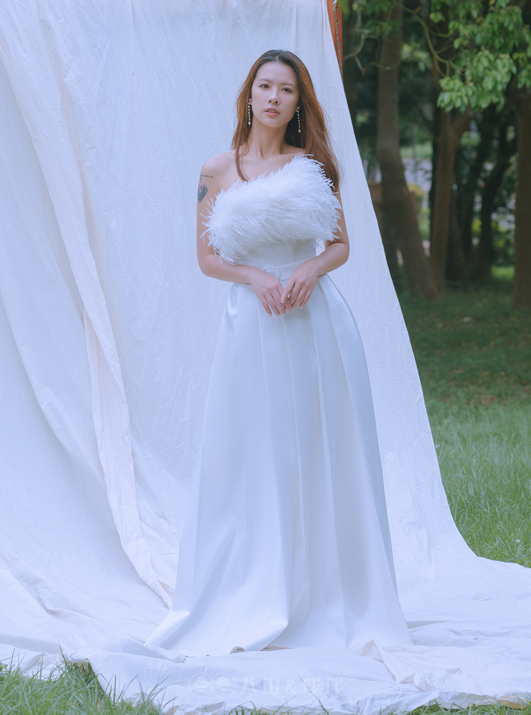 品牌婚紗 | 極簡羽毛與緞面高級婚紗 | 手作系列 | 量身訂製 | 台中婚紗 | 八田伴伴 手作禮服婚物所