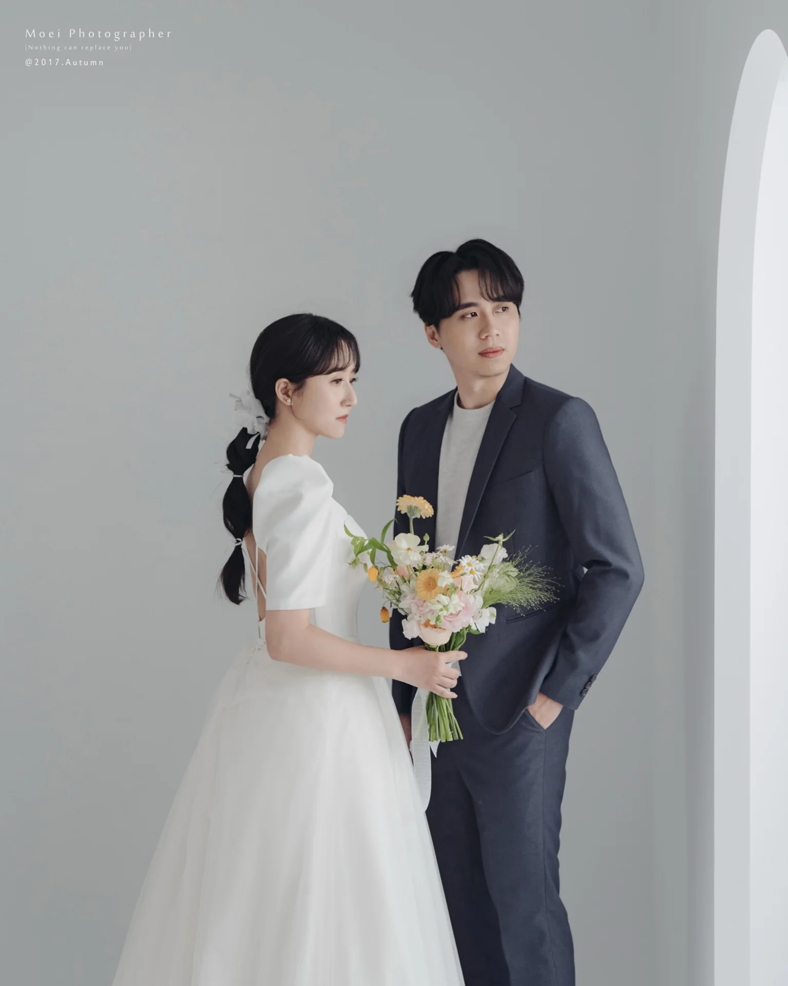 兩個在白棚內望著窗外看去 | 蕭以姍 MOEI | 台中婚紗