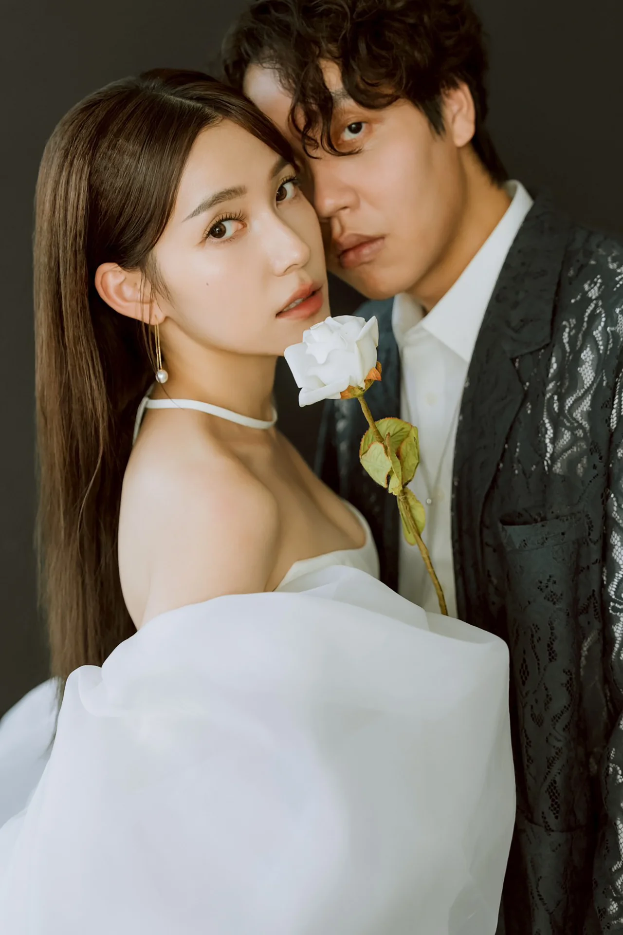 兩個人依偎，側臉戶靠再一起 | 華安 Huaan | 新竹婚紗