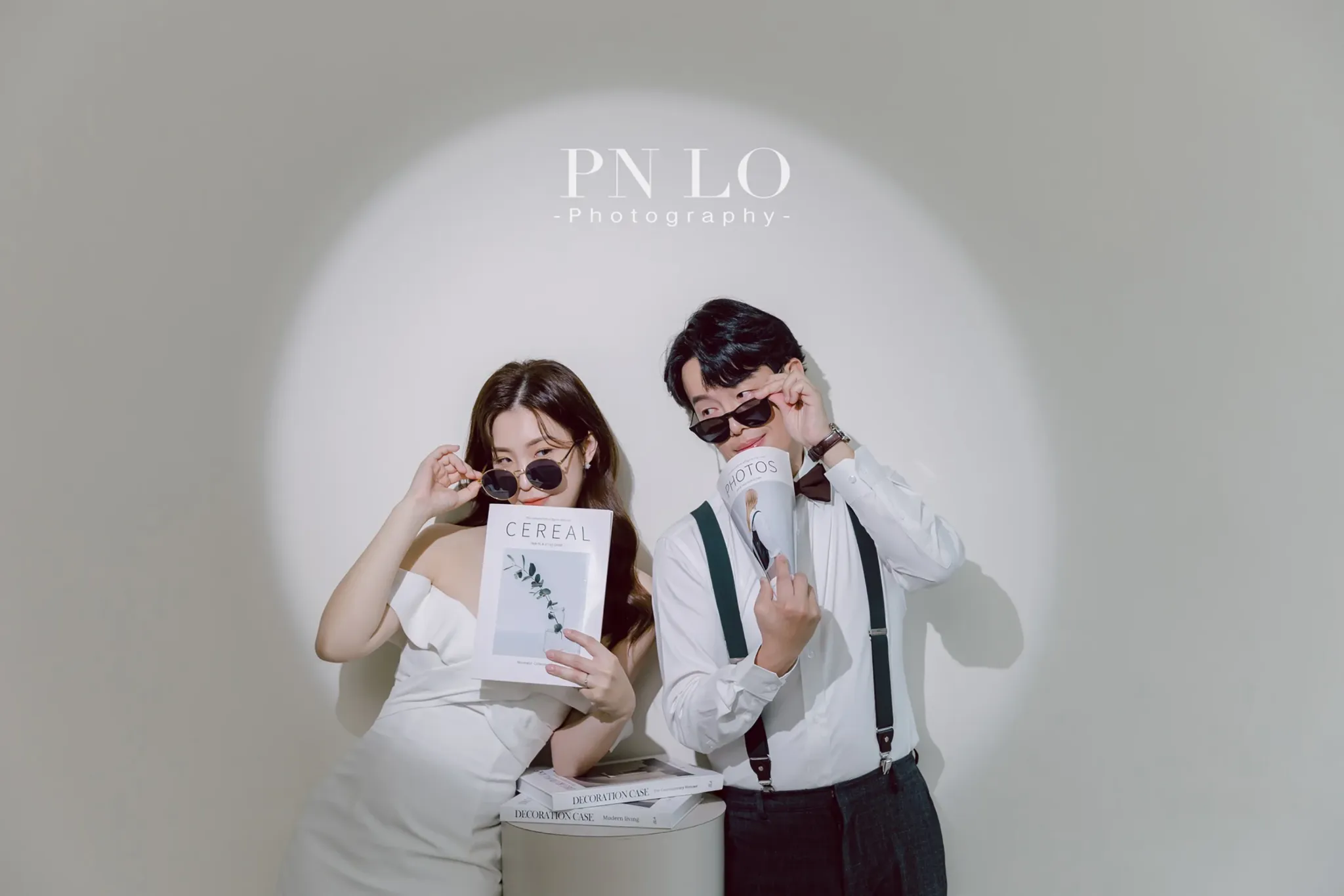 新人穿著白襯衫與背帶褲，在光圈前俏皮比手勢。 | 裴妮PNLO | 新竹婚紗攝影