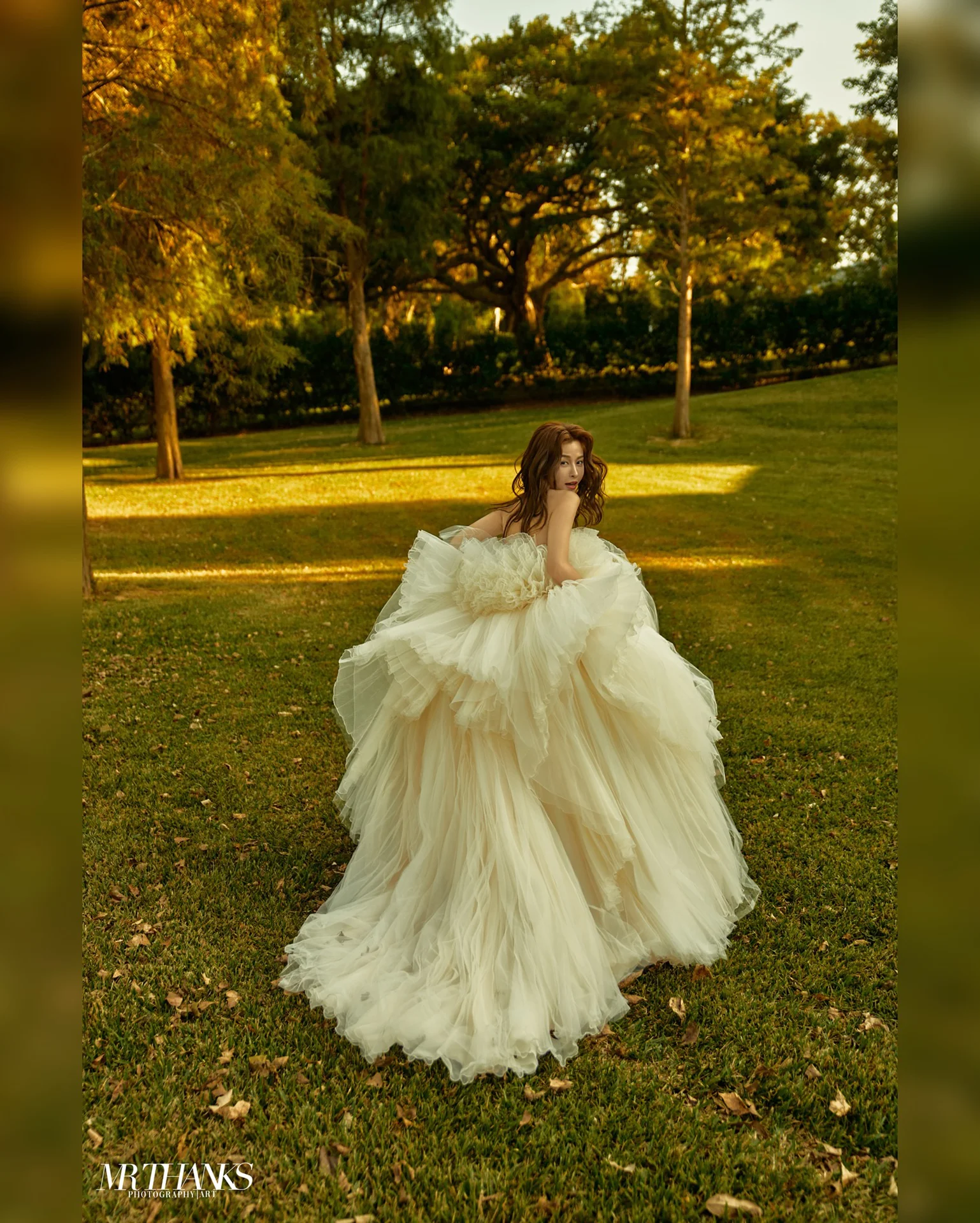 新娘、奶油色蓬裙白紗、戶外草地、自然光 | Mr. Thanks 婚紗攝影