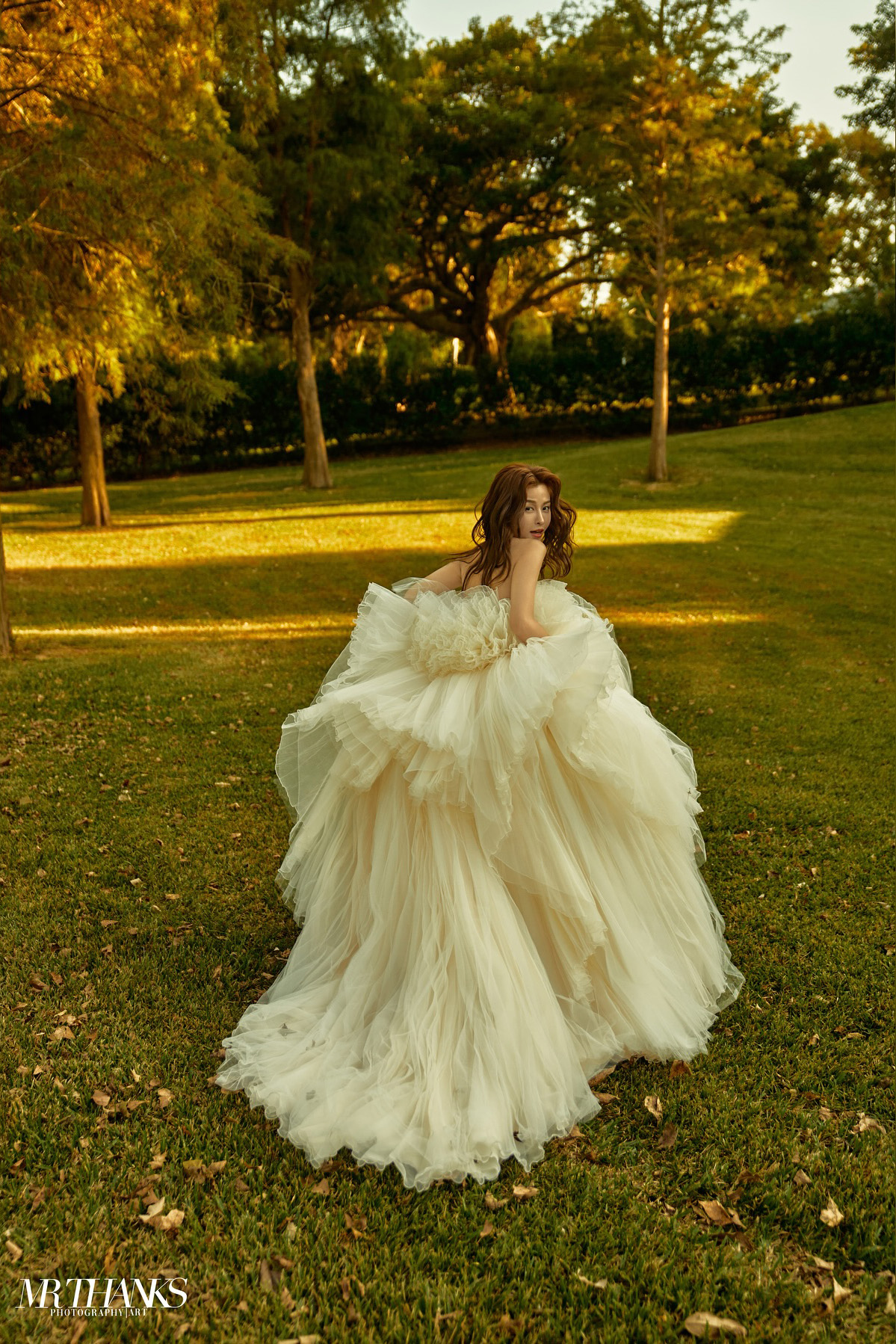 新娘、奶油色蓬裙白紗、戶外草地、自然光 | Mr. Thanks 婚紗攝影