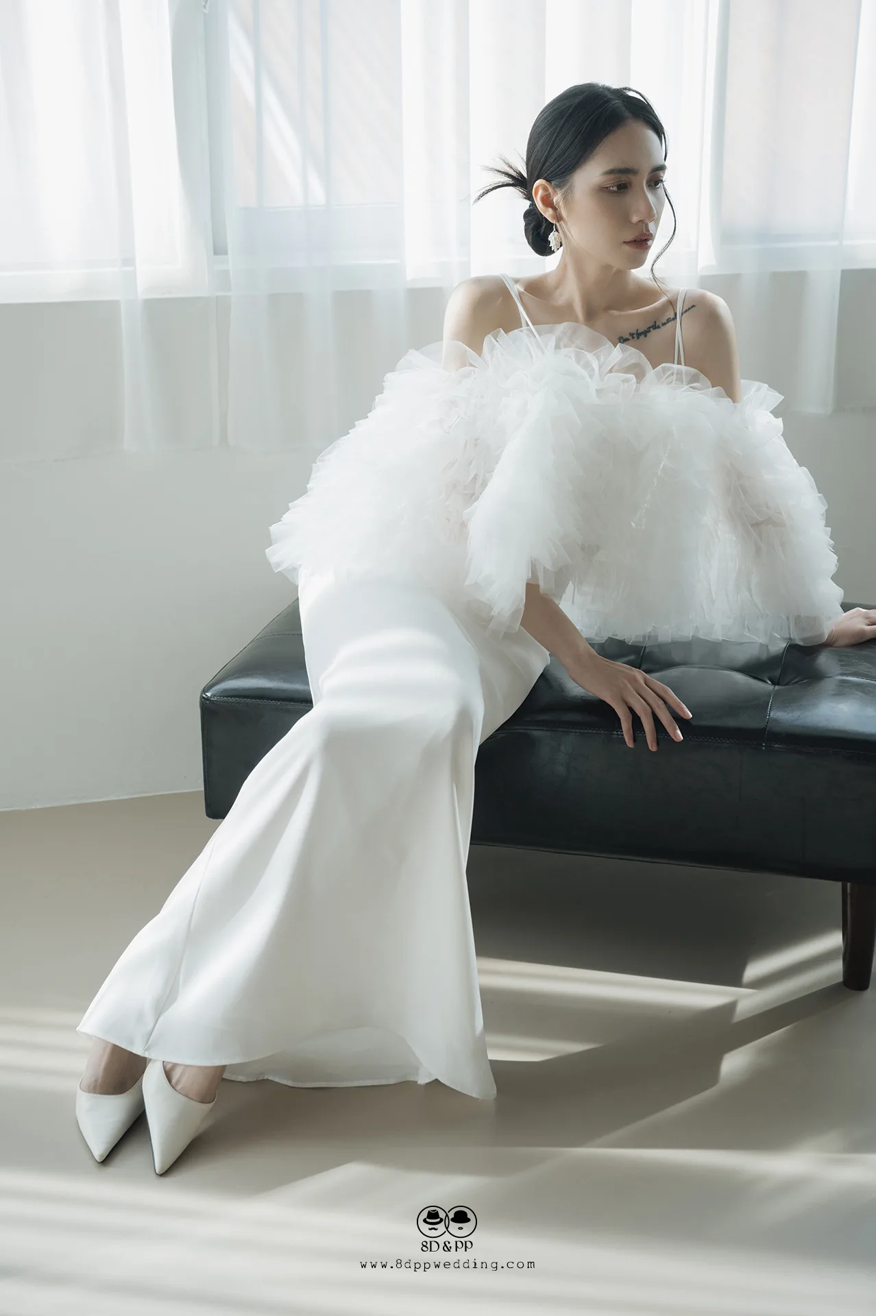 台中婚紗攝影推薦：白色細肩帶魚尾禮服與同色系尖頭跟鞋，俐落時髦穿搭。