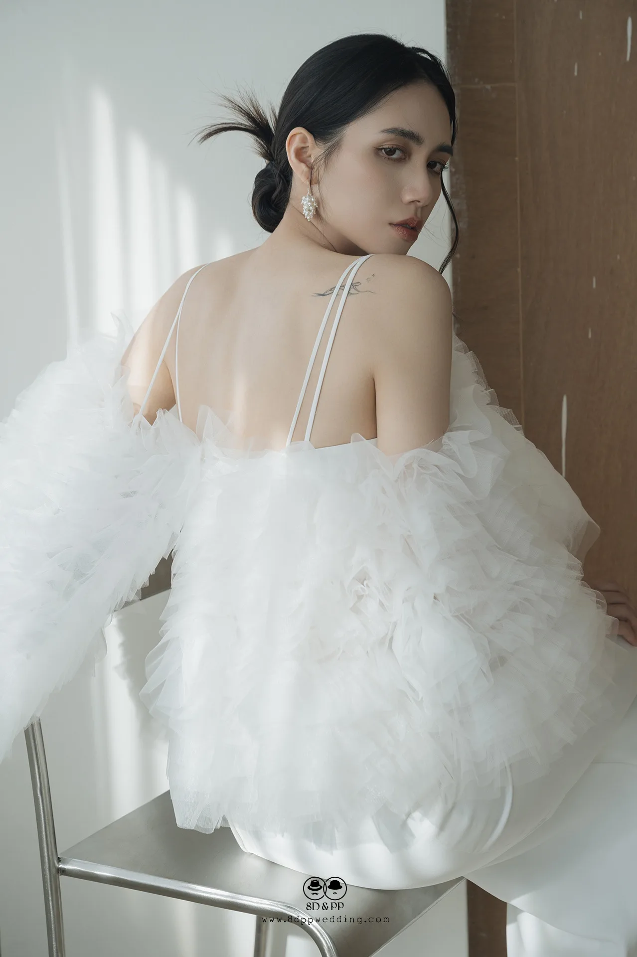 台中禮服租借：八田伴伴細肩帶露背白紗與疊紗元素，時尚美背肖像。