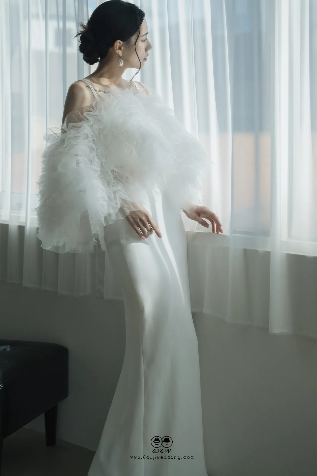 台中禮服租借推薦：八田伴伴白色緞面魚尾禮服搭配蓬鬆層次紗披肩。