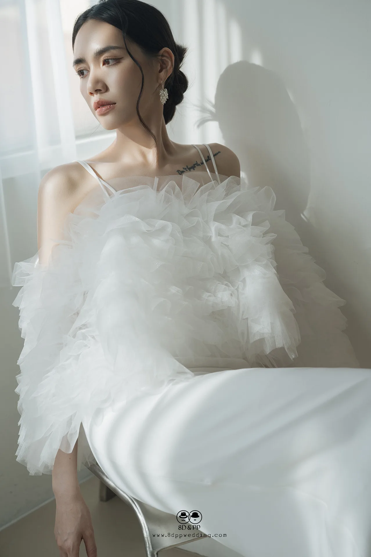 台中婚紗推薦：光影下的白色疊紗禮服，柔和藝術感人像攝影。