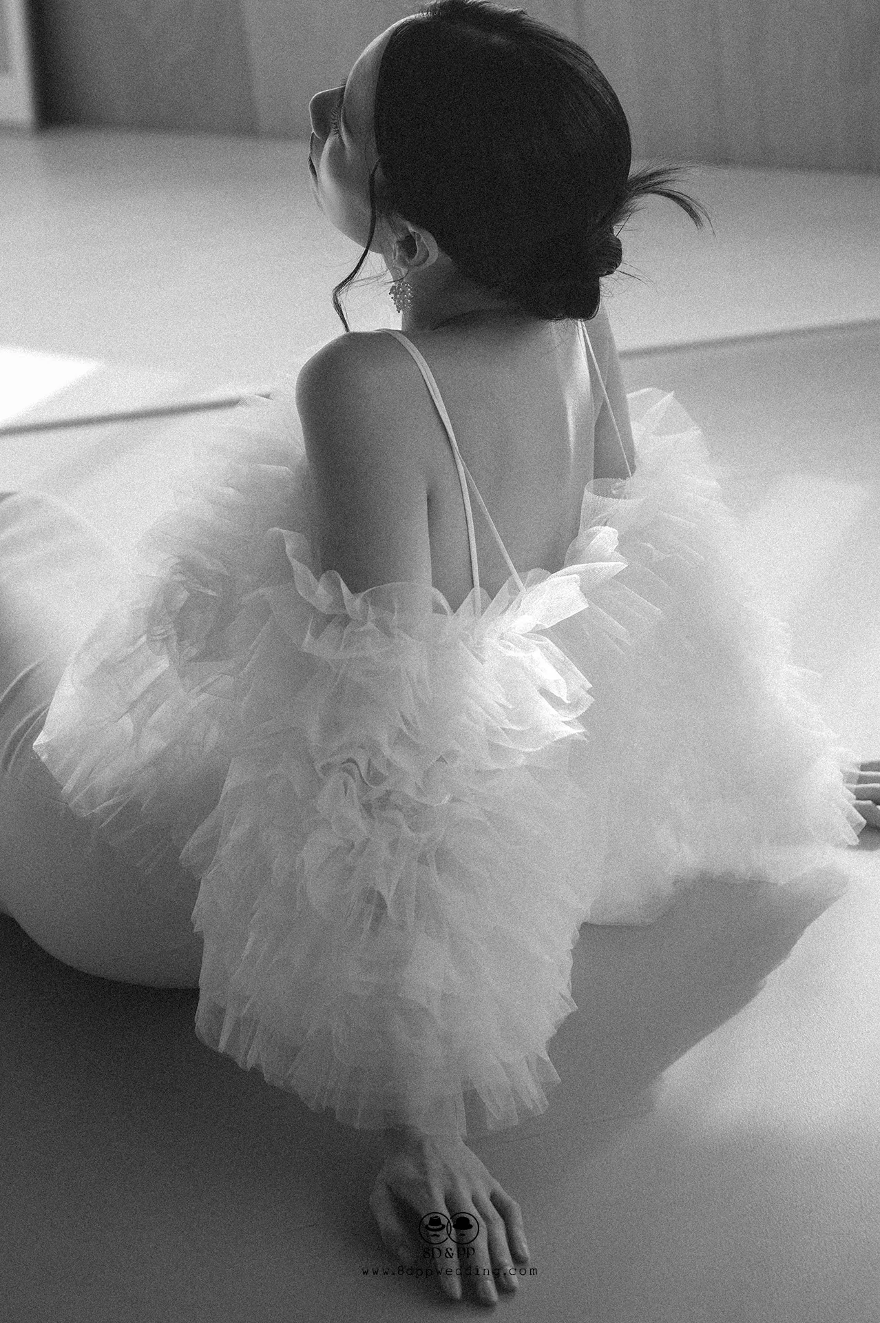 台中禮服租借：八田伴伴細肩帶露背白紗與疊紗元素，時尚美背肖像。