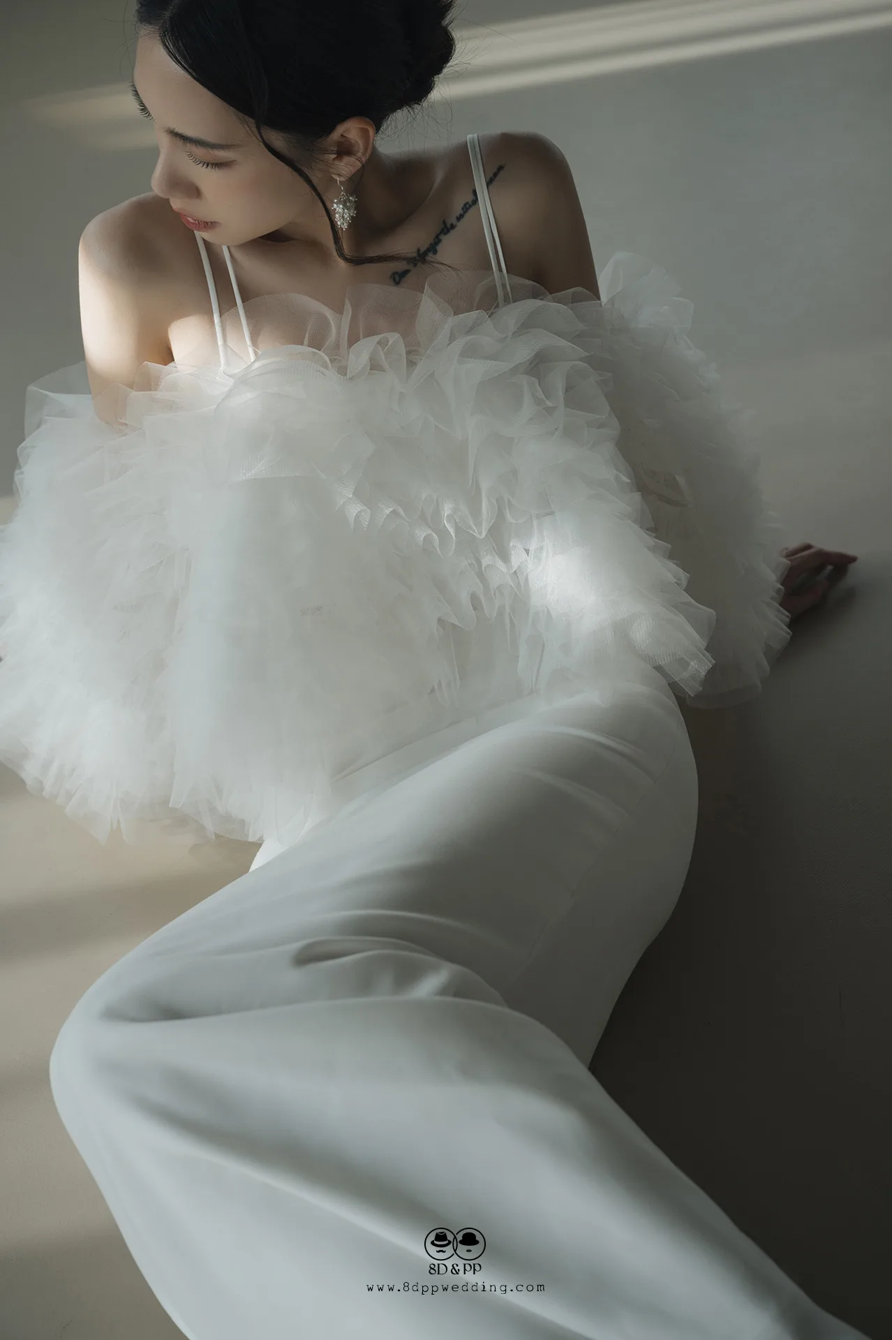 台中自助婚紗：八田伴伴白色緞面禮服光影紀錄，簡約時髦肖像。