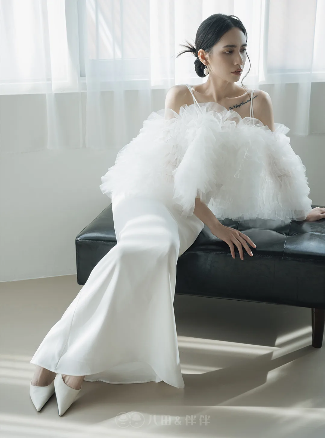 台中婚紗攝影推薦：白色細肩帶魚尾禮服與同色系尖頭跟鞋，俐落時髦穿搭。
