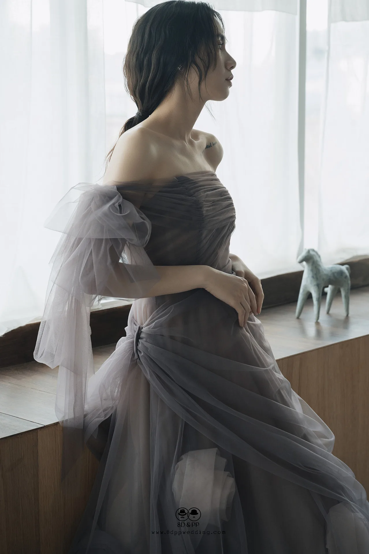 台中婚紗工作室：煙燻紫疊紗設計與空氣感披紗，立體手工花細節特寫。