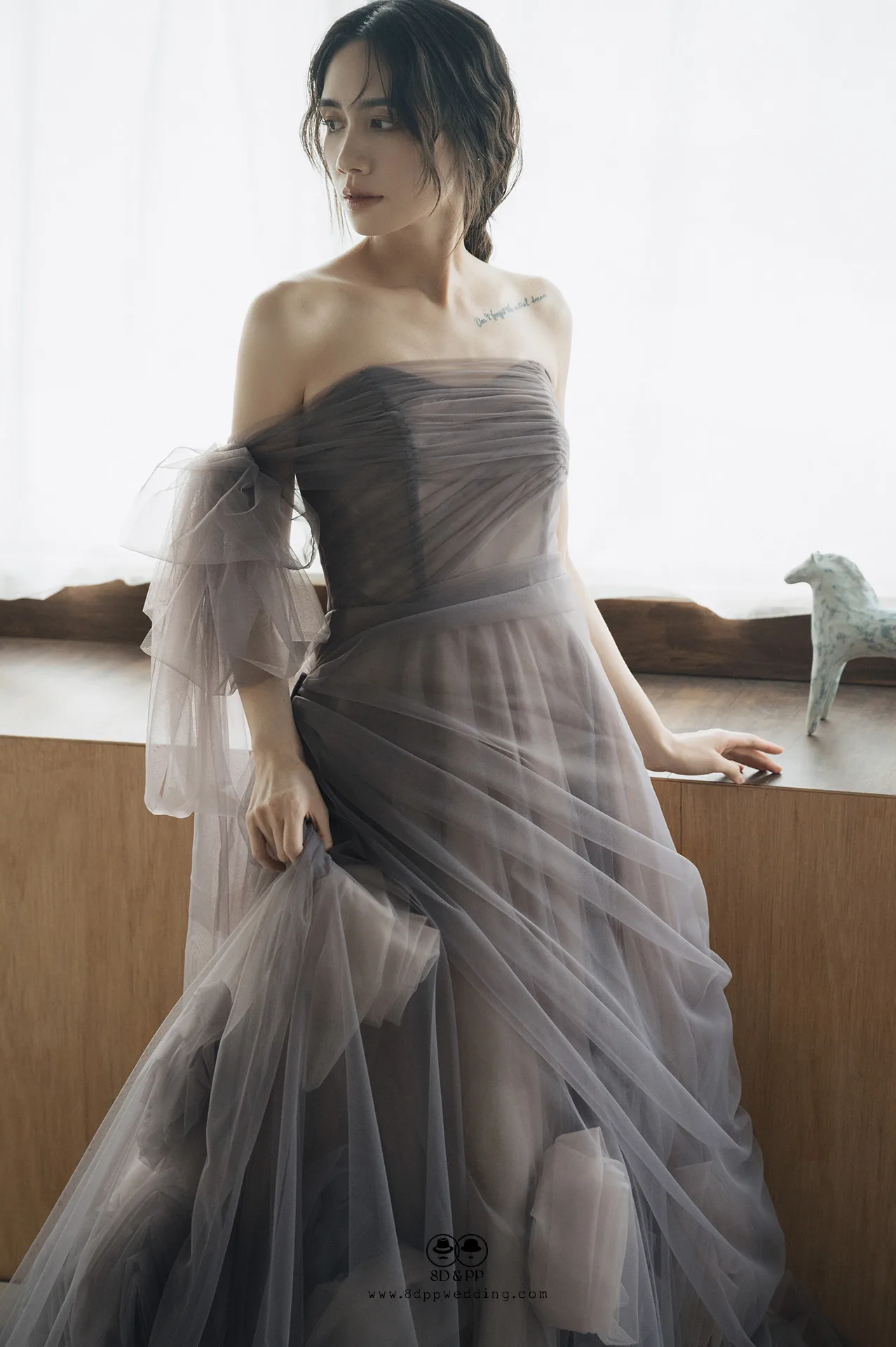 台中婚紗攝影：八田伴伴新款紫色禮服，光影下手工立體花的流動感。