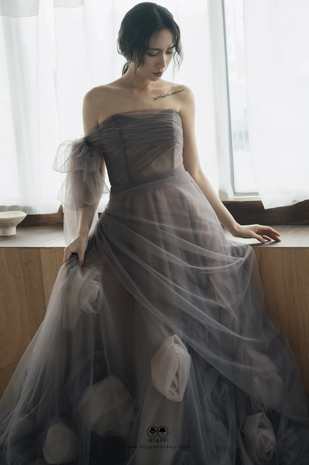台中禮服租借推薦：八田伴伴煙燻紫層次疊紗晚禮服，俐落坐姿與光影紀錄。