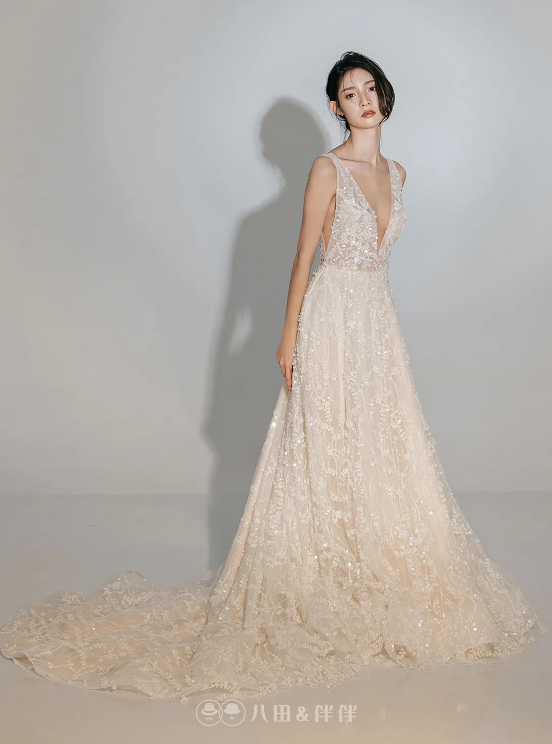八田伴伴 | 線上禮服 | 削肩V領珠工白紗